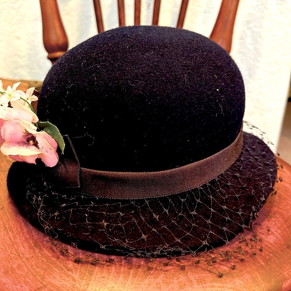 Navy blue vintage hat with flower embellishment 🕵️‍♀️💙